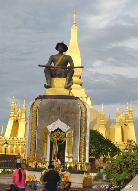  Статуя  короля Сеттатхира. Лаос. Вьентьян. (фото Лимарев В.Н)
