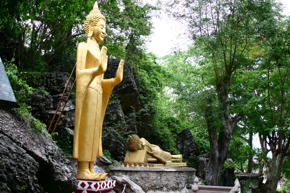 Понимающихся на вершину холма Фуси приветствует Будда 