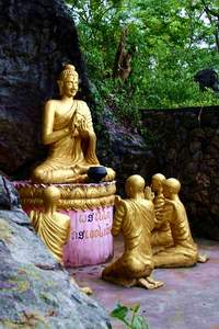 Статуя Будды с учиниками. Луангпхабанг. (Лаос)( Фото Лимарева Олега) 