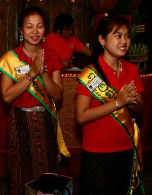 Лаоски приветствуют туристов.