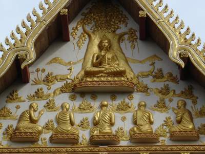 Фриз ворот храма: Будда с учениками. Лаос. (фото Лимарева В.Н.)
