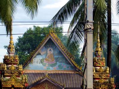 Фриз ворот храма:Будда среди лотосов. Лаос. (фото Лимарева В.Н.)