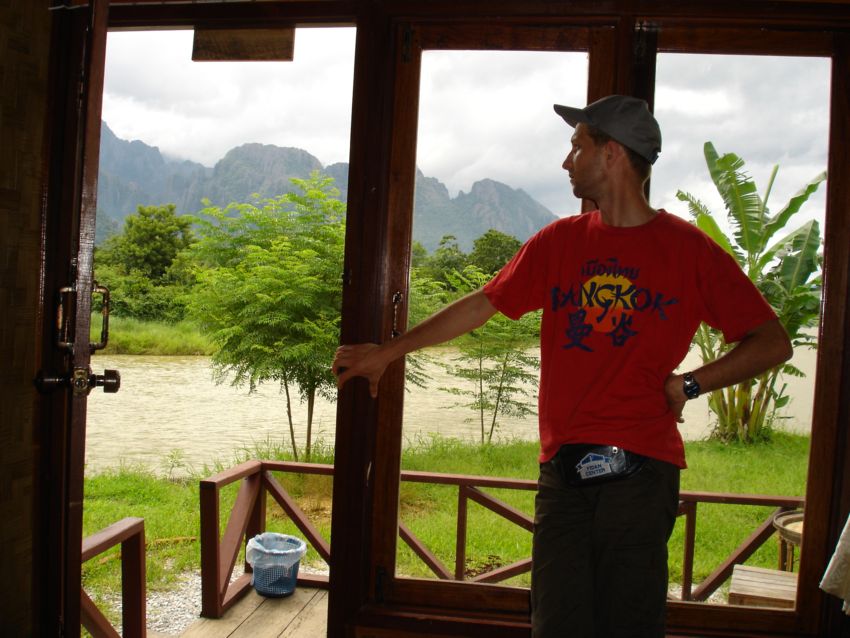 Турбаза в Вангвинанге.Вид с террасы домика. (Лаос)(фото Лимарева В.Н.)
