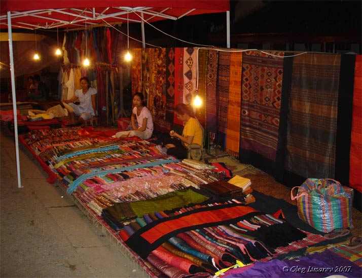 Рынок сувениров
в Луангпрабанге (Лаос)(фото Лимарева В.Н.)