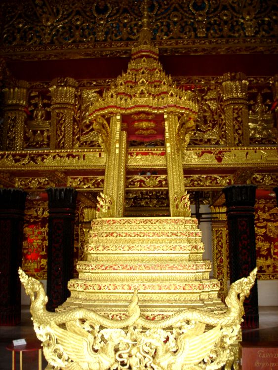 Трон в королевском храме.Луангпхабанг. (Лаос)(фото Лимарева В.Н.)