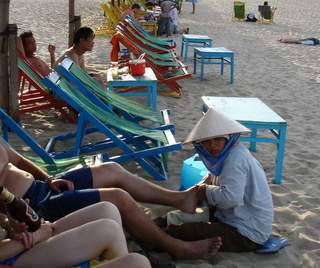 Педикюр на пляже в Хойан (Вьетнам) “