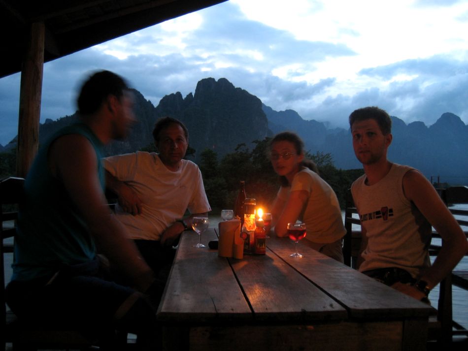 Турбаза в Вангвинанге. Ужин. (Лаос)(фото Лимарева В.Н.)