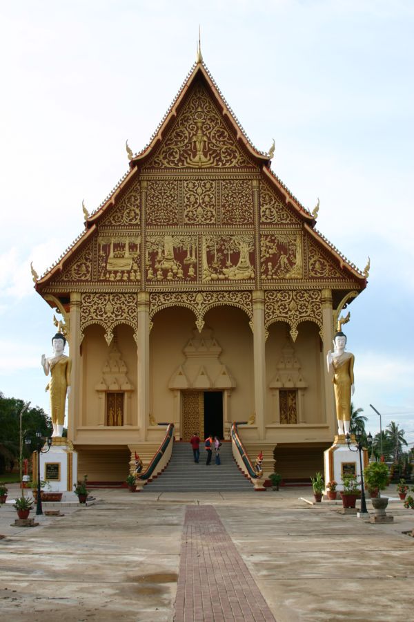 Храм рядом со ступой  Тхат Луанг (фото Лимарева В.Н.)
