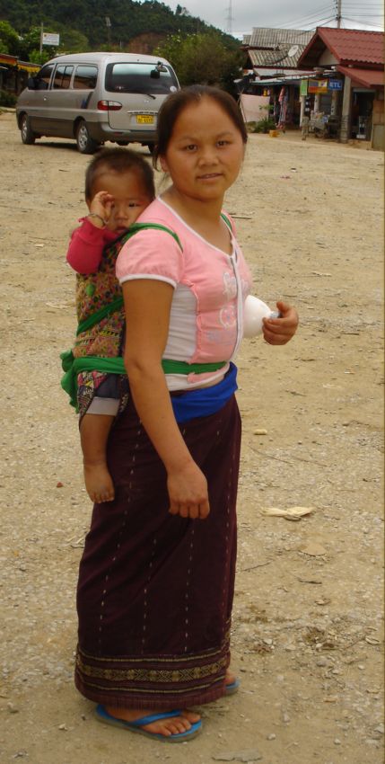 Мать с ребенком в национальном лаоском костюме. Лаос. Фото Лимарева В.Н 