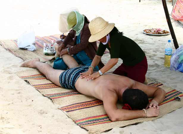 Пляжный массаж.На пляже недалеко от г.Хуе. Вьетнам.  (фото Лимарева В.Н.)