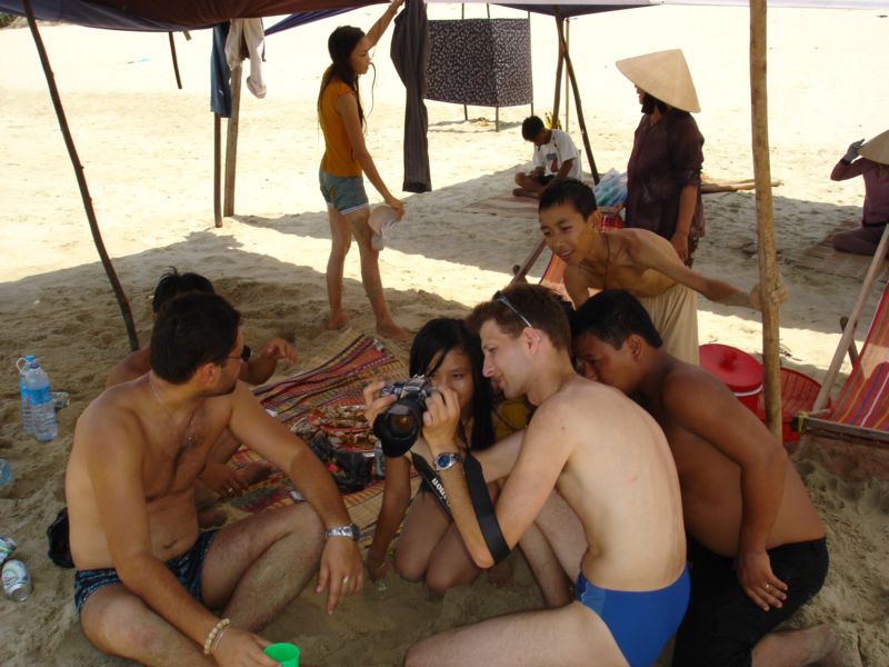 Знакомство с Вьеннамцами. На пляже недалеко от г.Хуе. Вьетнам.  (фото Лимарева В.Н.)