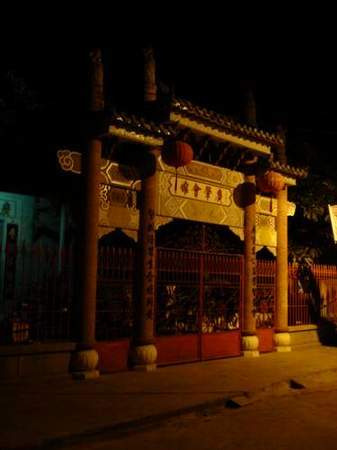 Вход в храм предков ночью. ( Хойан. Центральный Вьетнам.)(фото Лимарева Олега)
