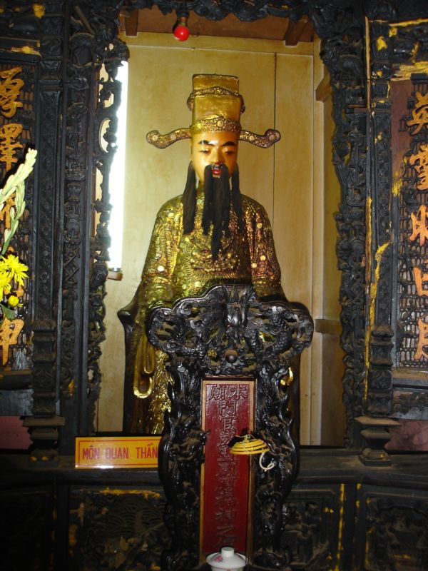 Бодхисаттв. Мудрец (Конфуций?)  (Китайско-вьетнамский храм в Хошимине. Фото Лимарева В.Н.)