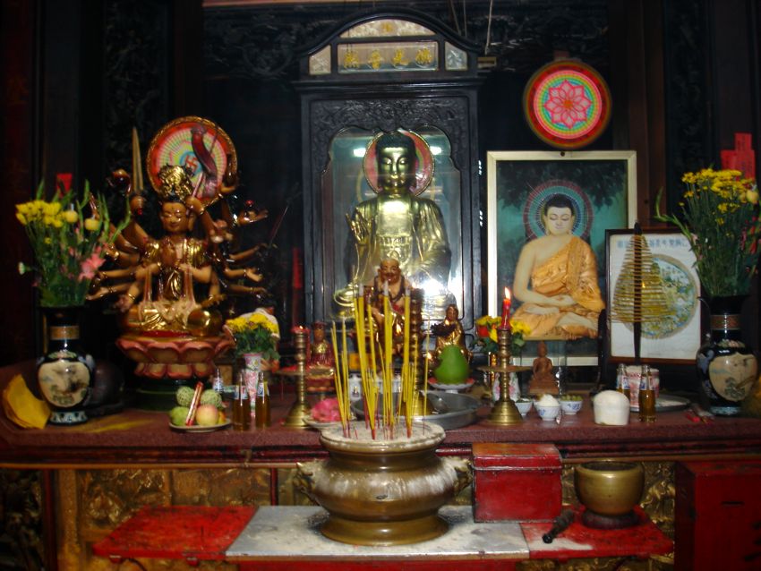 Будда и богиня Кале (Дурга) (Китайско-вьетнамский храм в Хошимине. Фото Лимарева В.Н.)